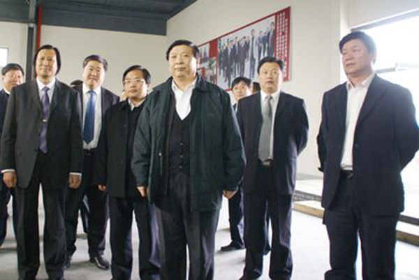 山東省委副書記、省長(zhǎng)姜大明、副省長(zhǎng)賈萬志、濰坊市委書記張新起等領(lǐng)導(dǎo)于2009年4月15日蒞臨華藝雕塑視察指導(dǎo)，總經(jīng)理傅紹相介紹雕塑藝術(shù)。