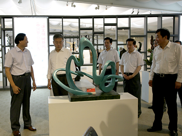 山東省委副書記，山東省人民政府郭樹(shù)清省長(zhǎng)，濰坊市委杜昌文書記，濰坊市劉曙光市長(zhǎng)等領(lǐng)導(dǎo)來(lái)華藝雕塑視察指導(dǎo)，臨朐縣委書記顧建華陪同參觀，傅紹相總經(jīng)理介紹企業(yè)情況及雕塑藝術(shù)。