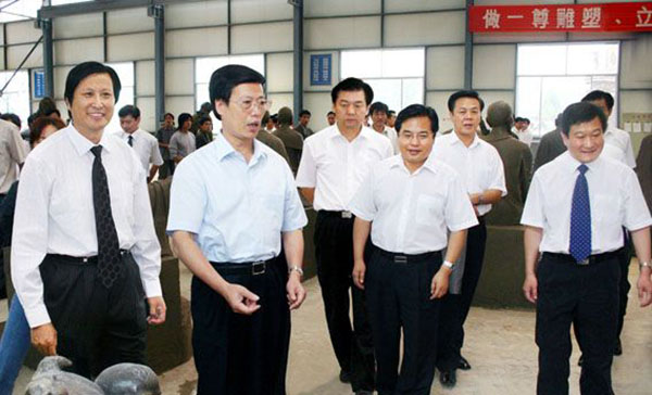 中央政治局常委、國(guó)務(wù)院副總理張高麗蒞臨華藝雕塑視察指導(dǎo)，傅紹相總經(jīng)理介紹雕塑藝術(shù)