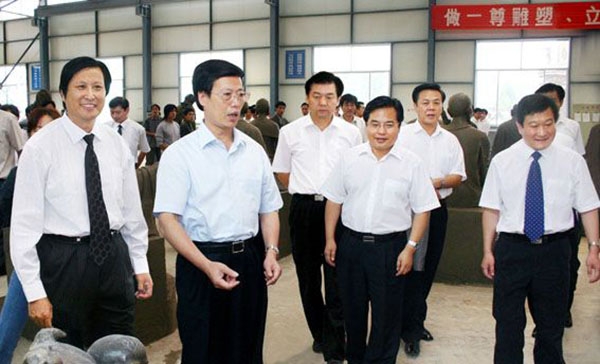 中央政治局常委、國(guó)務(wù)院副總理張高麗蒞臨華藝雕塑視察指導(dǎo)，傅紹相總經(jīng)理介紹雕塑藝術(shù)