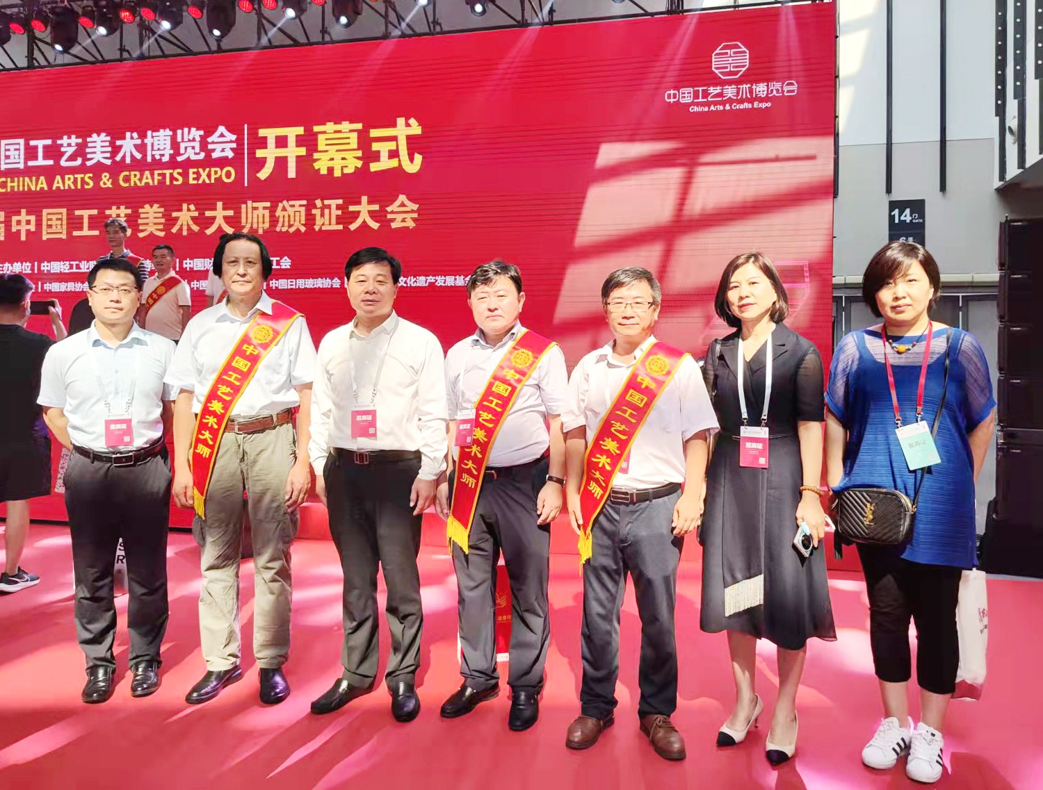 7山東省輕工集體企業(yè)聯(lián)社黨組書記、理事會主任王哲軍和山東省工藝美術(shù)協(xié)會會長袁敏